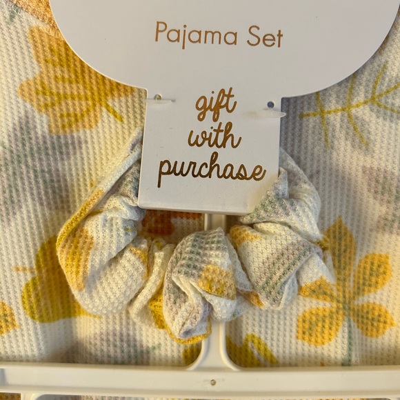 TAHARI 3 pc NWT Pajama Set - Picture 2 of 3